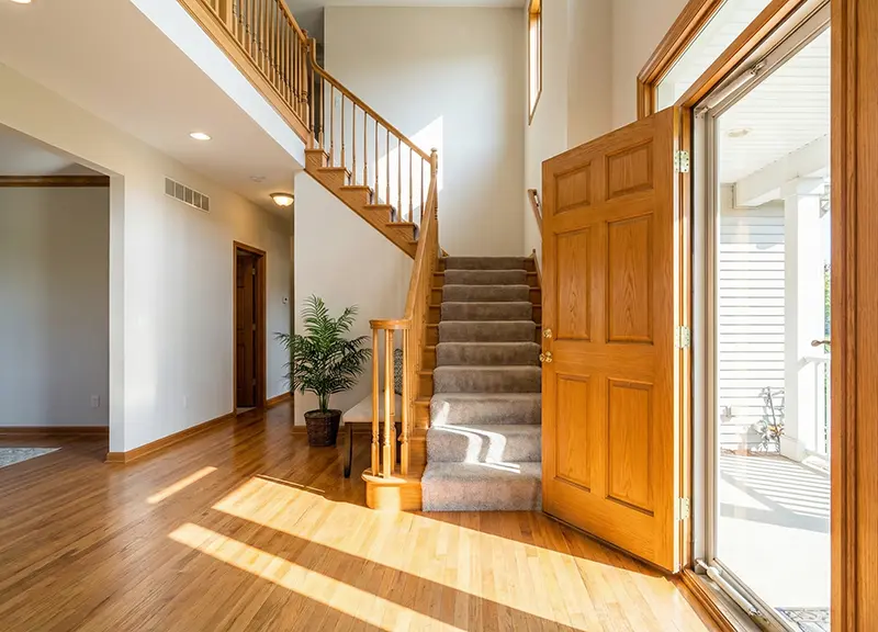 loi-dai-ky-cau-thang-doi-dien-cua-chinh-gay-thoat-tai