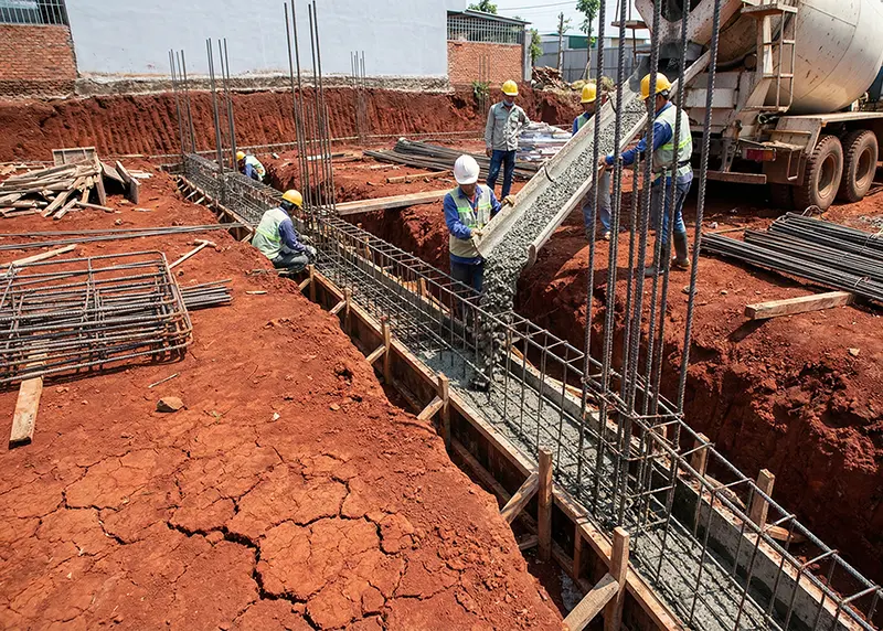 Kỹ thuật đổ bê tông móng băng nhà phố trên nền đất đỏ Bazan giúp tiết kiệm chi phí ép cọc