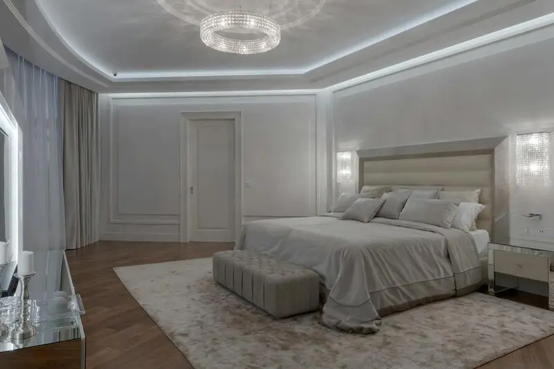 Nội thất phòng khách tân cổ điển với phào chỉ tinh xảo và đồ nội thất sang trọng