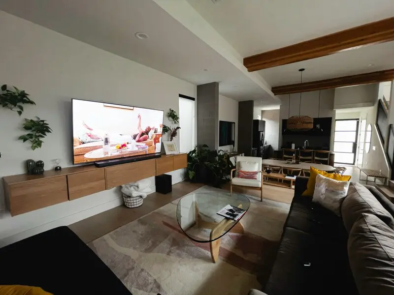 Bố trí nội thất phòng khách hiện đại với sofa, bàn trà và kệ tivi hợp lý