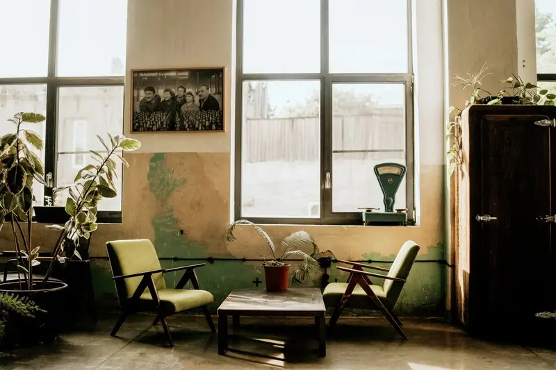 Decor phòng khách phong cách Vintage với đồ nội thất cổ điển và màu sắc ấm áp