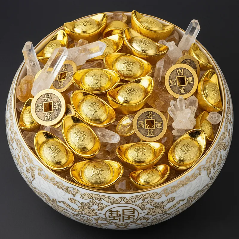 Bát Tụ Bảo bằng pha lê trong suốt, chứa đầy đá thạch anh vàng, vàng thỏi và tiền xu, giúp tích tụ của cải và sự giàu có.