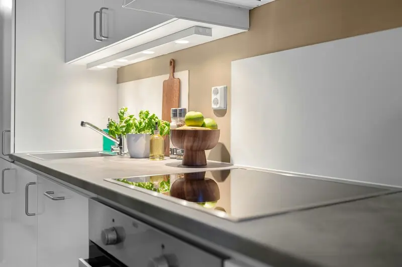 Các thiết bị nhà bếp thông minh được tích hợp gọn gàng trong tủ bếp hiện đại