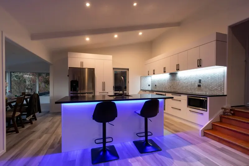 Thiết kế ánh sáng hiện đại cho nhà bếp với đèn LED dưới tủ và đèn trần